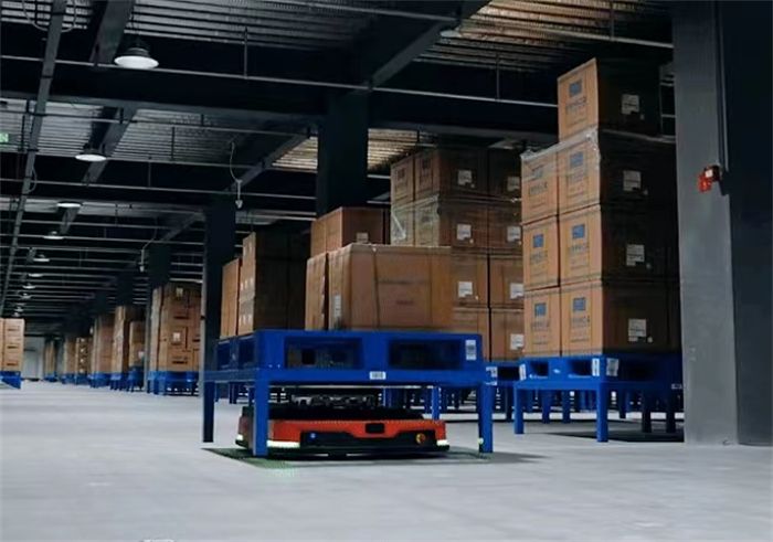 獻(xiàn)禮卅五華誕｜衛(wèi)華35臺AGV搬運(yùn)機(jī)器人 批量交付，引 領(lǐng)倉儲智能化新潮流